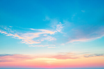 Obraz premium Scenic Sky During Sunset with Stunning Shades of Blue, White, and Gold