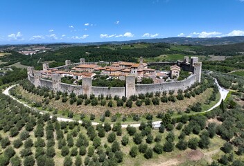 Obraz premium Aerial view of Monteriggioni medieval village in summer season. Monteriggioni, Siena, Tuscany, Italy