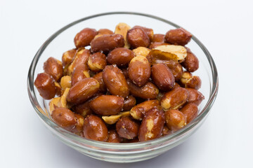 Platillo de cacahuetes fritos con piel y salados