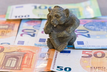 Philosoph sitzt auf einigen Geldscheinen - Banknote Euro