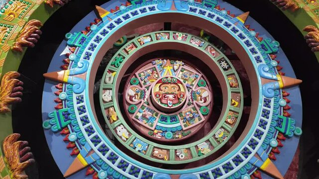 A colorful round object with a design on it. The design is of a calendar. The calendar is in a foreign language