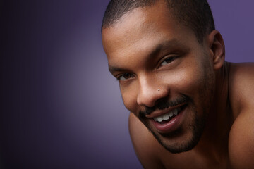 Obraz premium Young black man posing against colourful background. Space for your text.