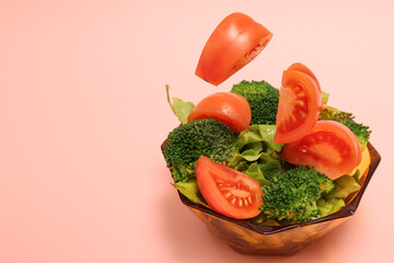 ピンク背景の野菜サラダ