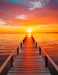 Fototapeta premium Atardecer sobre el mar, con un pequeño muelle de madera.