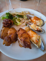 gebratene ente und muscheln mit sojasprossen in chinesischem restaurant