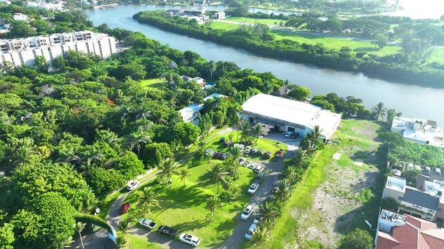 Vista a&eacute;rea de un sal&oacute;n de eventos en medio de vegetaci&oacute;n tropical cerca de un rio 