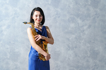 フルートを持つ女性