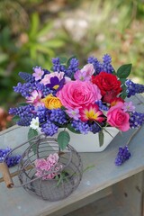 薔薇とムスカリのアレンジメント
