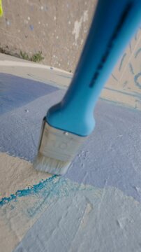 Pintando una pared con un pincel. Trabajo de pintura, renovaci&oacute;n, decoraci&oacute;n de interiores.