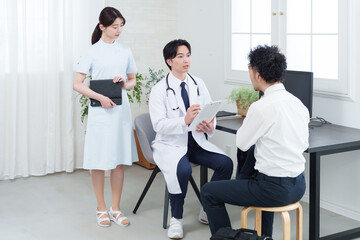 患者を診察する医者