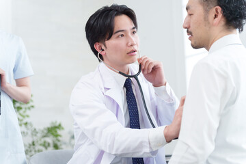 患者を診察する医者