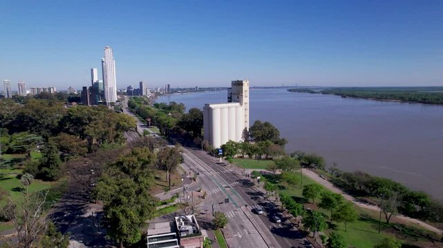 ciudad de rosario, costanera, r&iacute;o paran&aacute;, d&iacute;a soleado, edificios, paisaje urbano, rosario, argentina, arquitectura, costanera de rosario, vista panor&aacute;mica, ciudad argentina, r&iacute;o, agua, paisaje natural