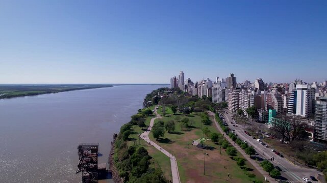 Ciudad de Rosario, costanera y el Paran&aacute; en un d&iacute;a soleado. Vista de edificios y paisaje urbano.