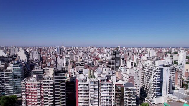 Ciudad de Rosario, costanera y el Paran&aacute; en un d&iacute;a soleado. Vista de edificios y paisaje urbano.