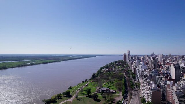 Ciudad de Rosario, costanera y el Paran&aacute; en un d&iacute;a soleado. Vista de edificios y paisaje urbano.