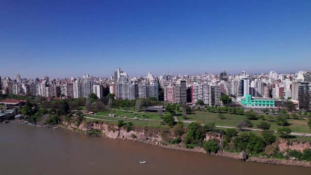 Ciudad de Rosario, costanera y el Paran&aacute; en un d&iacute;a soleado. Vista de edificios y paisaje urbano.