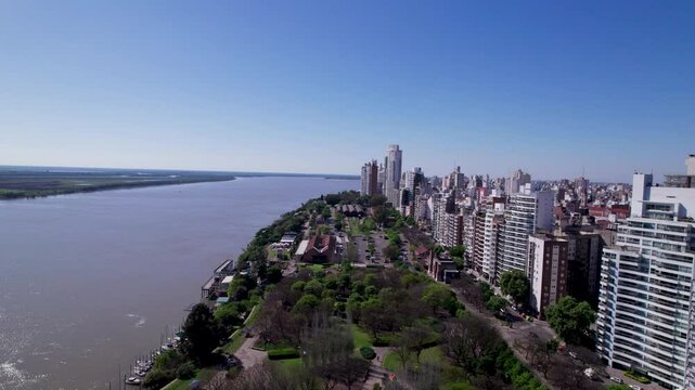 Ciudad de Rosario, costanera y el Paran&aacute; en un d&iacute;a soleado. Vista de edificios y paisaje urbano.