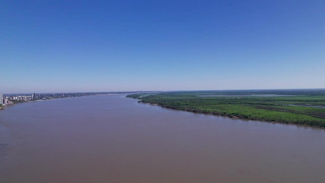 Ciudad de Rosario, costanera y el Paran&aacute; en un d&iacute;a soleado. Vista de edificios y paisaje urbano.