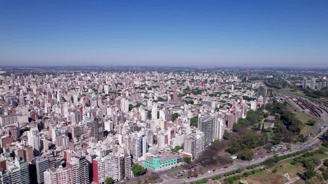 Ciudad de Rosario, costanera y el Paran&aacute; en un d&iacute;a soleado. Vista de edificios y paisaje urbano.