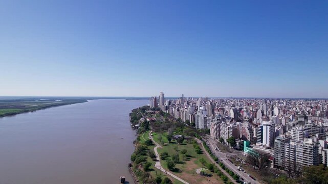 Ciudad de Rosario, costanera y el Paran&aacute; en un d&iacute;a soleado. Vista de edificios y paisaje urbano.