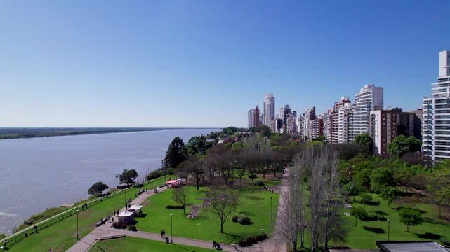 Ciudad de Rosario, costanera y el Paran&aacute; en un d&iacute;a soleado. Vista de edificios y paisaje urbano.