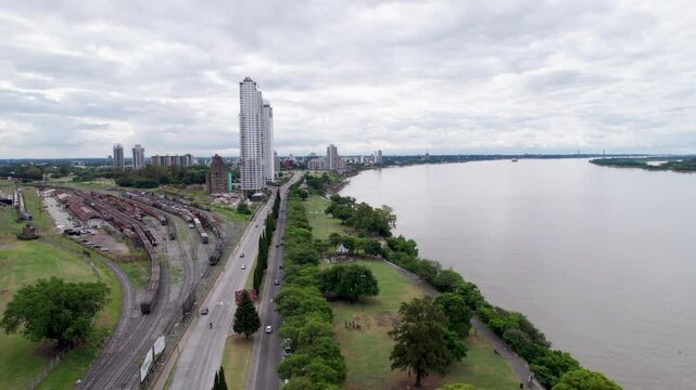 Ciudad de Rosario, costanera y el Paran&aacute; en un d&iacute;a soleado. Vista de edificios y paisaje urbano.
