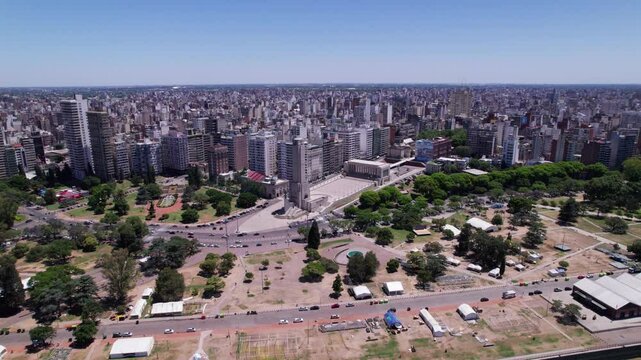Monumento a la Bandera en Rosario, Argentina, visto con dron. D&iacute;a soleado, bandera flameando, vista a&eacute;rea, patria, bandera. 