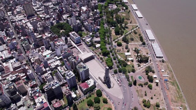 Monumento a la Bandera en Rosario, Argentina, visto con dron. D&iacute;a soleado, bandera flameando, vista a&eacute;rea, patria, bandera. 