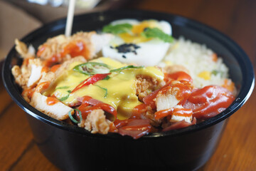 Delicious chicken bowl with vegetables and creamy sauce
