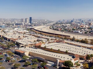 Obraz premium Tijuana, Mexico: Aerial view of the city showing the border wall separating Mexico from the United States. The photo shows the urban landscape. San Ysidro, San Diego, California, USA