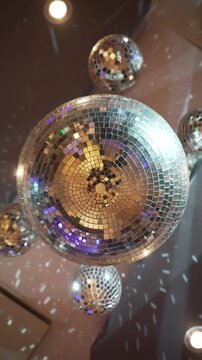 Bolas de boliche de espejitos girando. Boliche, fiesta, evento, diversion, Iluminaci&oacute;n, ambiente festivo, discoteca, reflejos, m&uacute;sica.