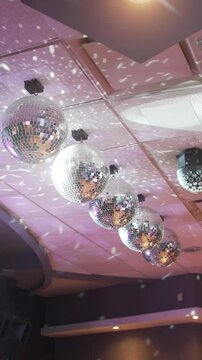 Bolas de boliche de espejitos girando. Boliche, fiesta, evento, diversion, Iluminaci&oacute;n, ambiente festivo, discoteca, reflejos, m&uacute;sica.