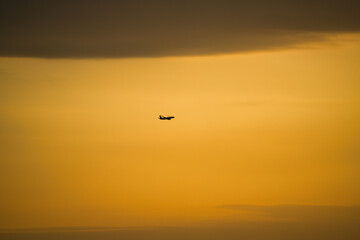 夕焼けに飛ぶ親子の飛行機