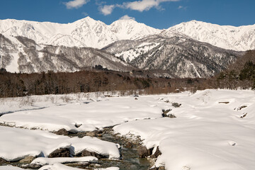 冠雪の北アルプスと清流　長野県白馬村
