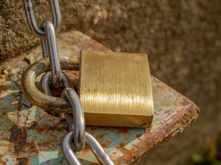 真鍮の南京錠と錆びた鎖 – セキュリティと時間の経過
Brass Padlock and Rusty...