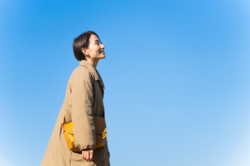 丘を歩く女性　ライフスタイルイメージ