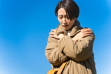 冬空に凍える女性　ライフスタイルイメージ