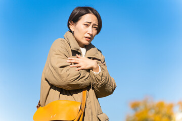 冬空に凍える女性　ライフスタイルイメージ