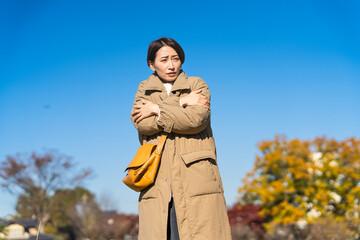 冬空に凍える女性　ライフスタイルイメージ