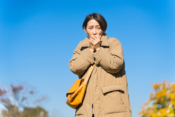 冬空に凍える女性　ライフスタイルイメージ