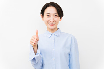 長袖シャツを着ている女性