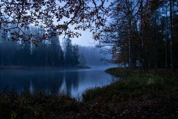 Obraz premium Sunrise and foggy morning in river landscape 