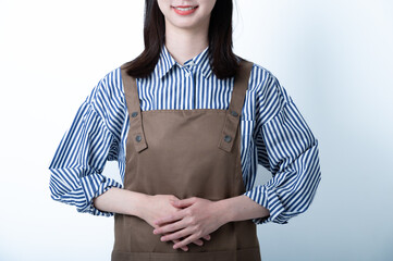 体の前で手を合わせる日本人女性