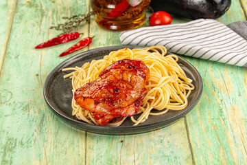 Pasta spaghetti with chicken thighs