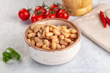 Canned white beans in the bowl