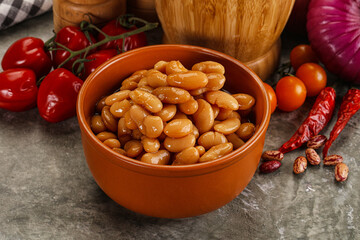 Canned beans in tomato sauce
