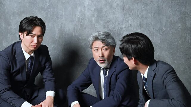 異動や左遷など社内の噂を内緒で話す上司と部下の社内政治イメージ　サラリーマン「それってインサイダーにならない？本当なの？」の動画