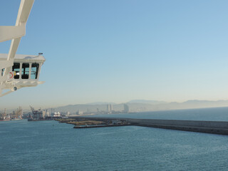 Hafeneinfahrt in Barcelona mit dem Kreuzfahrtschiff am frühen Morgen