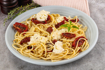 Italian spaghetti with stracciatella and tomato