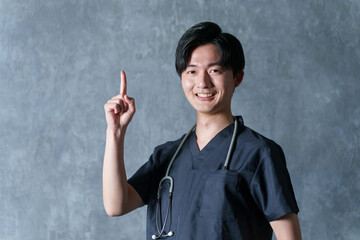 指差す男性の医者